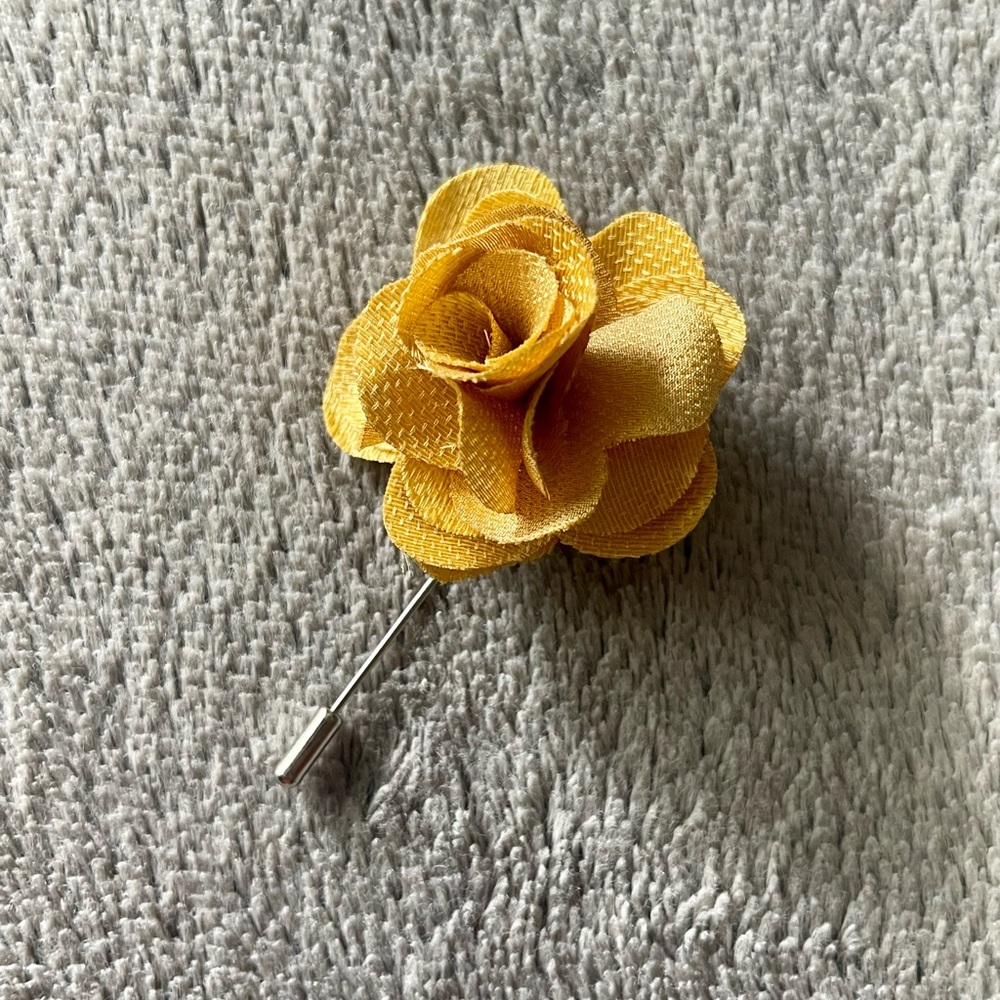Elegant Gold Flower Lapel Pin